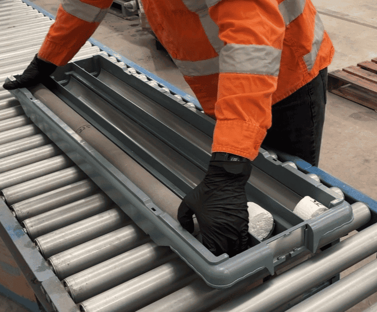Integrated handles at both ends allow balanced, two-handed lifting, reducing wrist strain and awkward grip positions